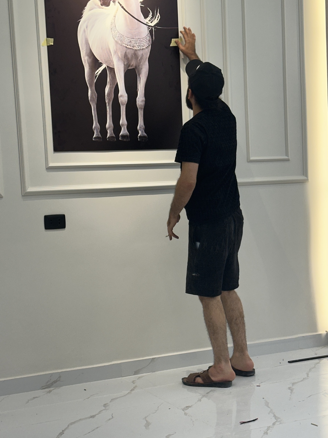 تفاصيل تركيب لوحة على جدار داخلي